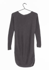 Pull gris tricoté à manches longues avec un col rond, une texture côtelée et un ourlet arrondi. Suspendu à un crochet en métal noir.