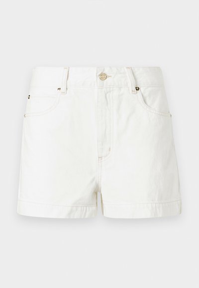 Beli denim kratke hlače s klasičnim dizajnom, sprednjimi žepi in zlatim okrasnim strojno obdelanim gumbom ter zakovico. Gladek material, zložen rob.