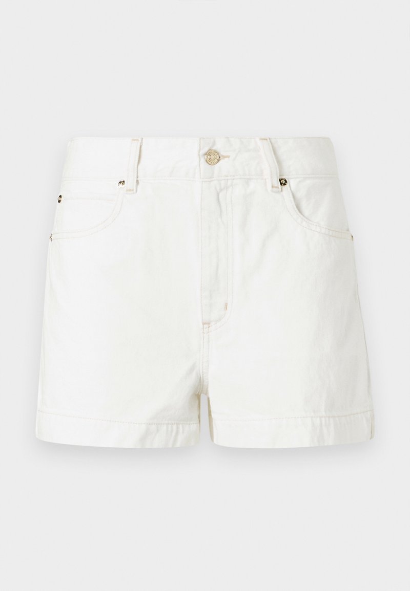 Shorts en denim blanc au design classique, avec des poches avant et des garnitures en métal doré sur le bouton et les rivets. Texture lisse, ourlet replié.