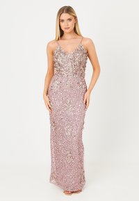 Vestido largo ajustado en rosa suave con adornos de lentejuelas florales y escote en V. Presenta tirantes finos y una textura suave y lisa.