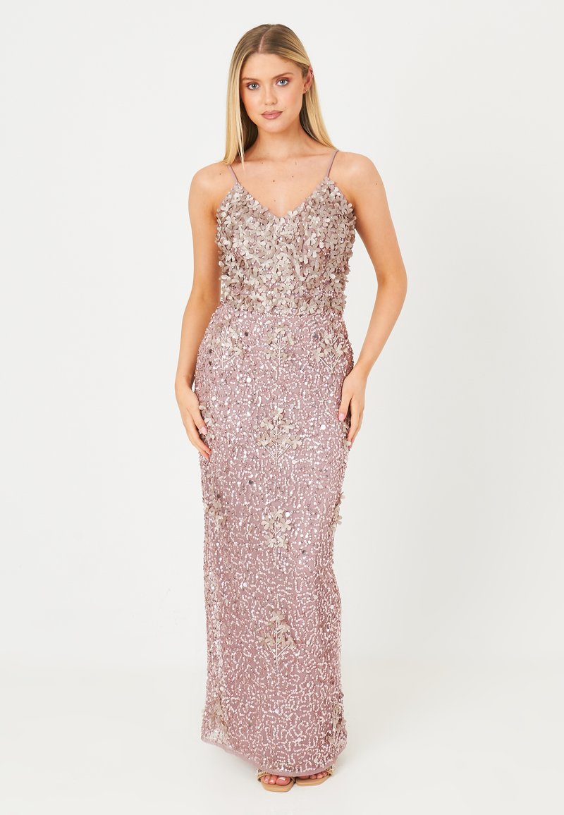 Vestido largo ajustado en rosa suave con adornos de lentejuelas florales y escote en V. Presenta tirantes finos y una textura suave y lisa.