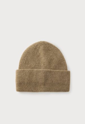 Bonnet en maille côtelée marron avec revers plié, affiché sur un fond clair uni.