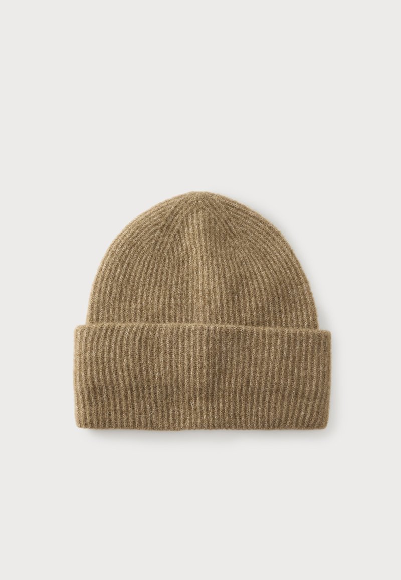 Bonnet en maille côtelée marron avec revers plié, affiché sur un fond clair uni.