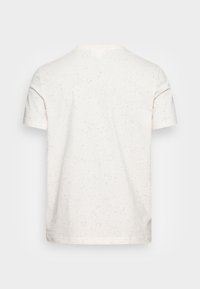 Krátký rukáv tričko z off-white bavlny s flekatým vzorem v růžové a černé barvě. Má klasický kulatý výstřih a rovn�ý lem.