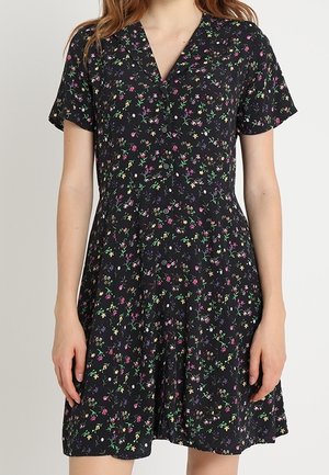 Czarna sukienka z krótkim rękawem i dekoltem w serek, zdobiona wielokolorowym kwiatowym wzorem, z guzikami z przodu i rozkloszowanym dołem.