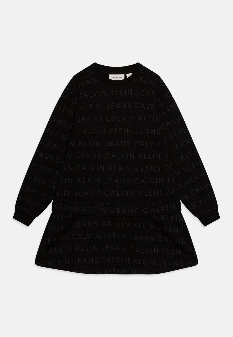 Crna haljina s dugim rukavima, s cjelovitom toniranom otisnutom oznakom "Calvin Klein Jeans." Izrađena od mekog tkanina, labavi kroj.