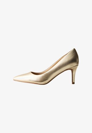 Gouden metallic hoge hak pump met een spitse neus, een gladde textuur en een slanke hak. De schoen heeft een subtiele glans en een klassieke silhouette.