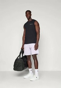 Camisa negra sin mangas, pantalones cortos morados claros, zapatillas blancas, llevando una gran bolsa de deporte negra. Diseño moderno y simple, tela de algodón.