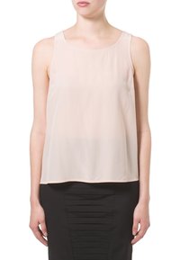 Ljusrosa ärmlös blus i genomskinligt tyg, med rundad halsringning och avslappnad passform, ihopparad med en svart texturerad blyertskjol.