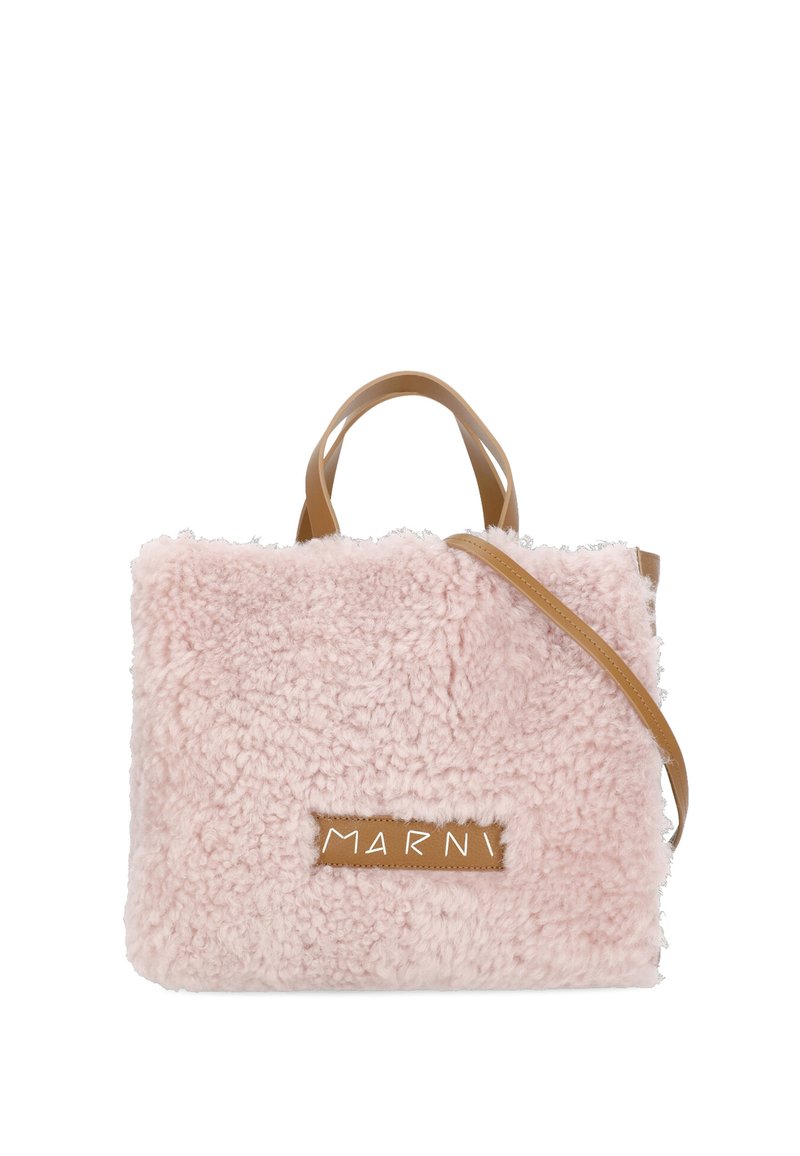 Borsa in shearling rosa con dettagli e manici in pelle marrone. Presenta una forma rettangolare e un'etichetta con logo sul davanti.