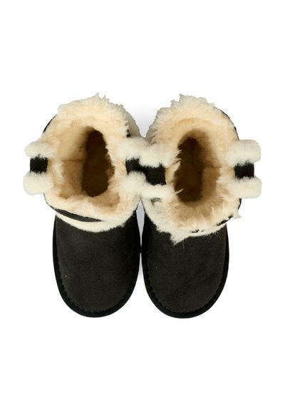 Stivali neri in suede con fodera e dettagli in pelliccia sintetica color crema, dotati di punta rotonda e cuciture a vista lungo la suola.