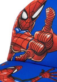 Blaues Cap mit einem lebendigen Spiderman-Design, das ein detailliertes rotes und schwarzes Netzmuster zeigt, mit prominenten Charakteren in dynamischen Posen.