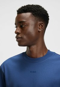HUGO DAPOLINO - Basic T-shirt - blue seven