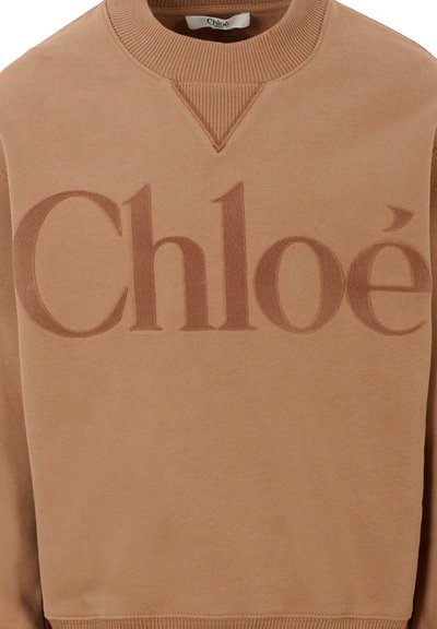 Bruine sweatshirt met een groot, textuurvol "Chloé" logo in een bijpassende tint, met een ronde halslijn en geribbelde afwerking. Zachte stof.
