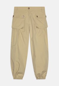 Beige cargo bukser laget av lett materiale. Har to frontlommer med klaff, snøring ved anklene, og logo-detaling.