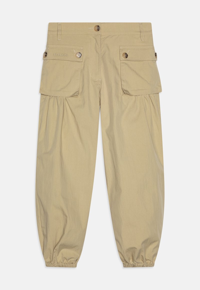 Beige cargo bukser laget av lett materiale. Har to frontlommer med klaff, snøring ved anklene, og logo-detaling.