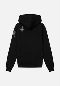 Zwarte hoodie met geborduurde vlinderontwerpen op beide mouwen. Gemaakt van zachte stof met ribbels aan de mouwen en onderkant.