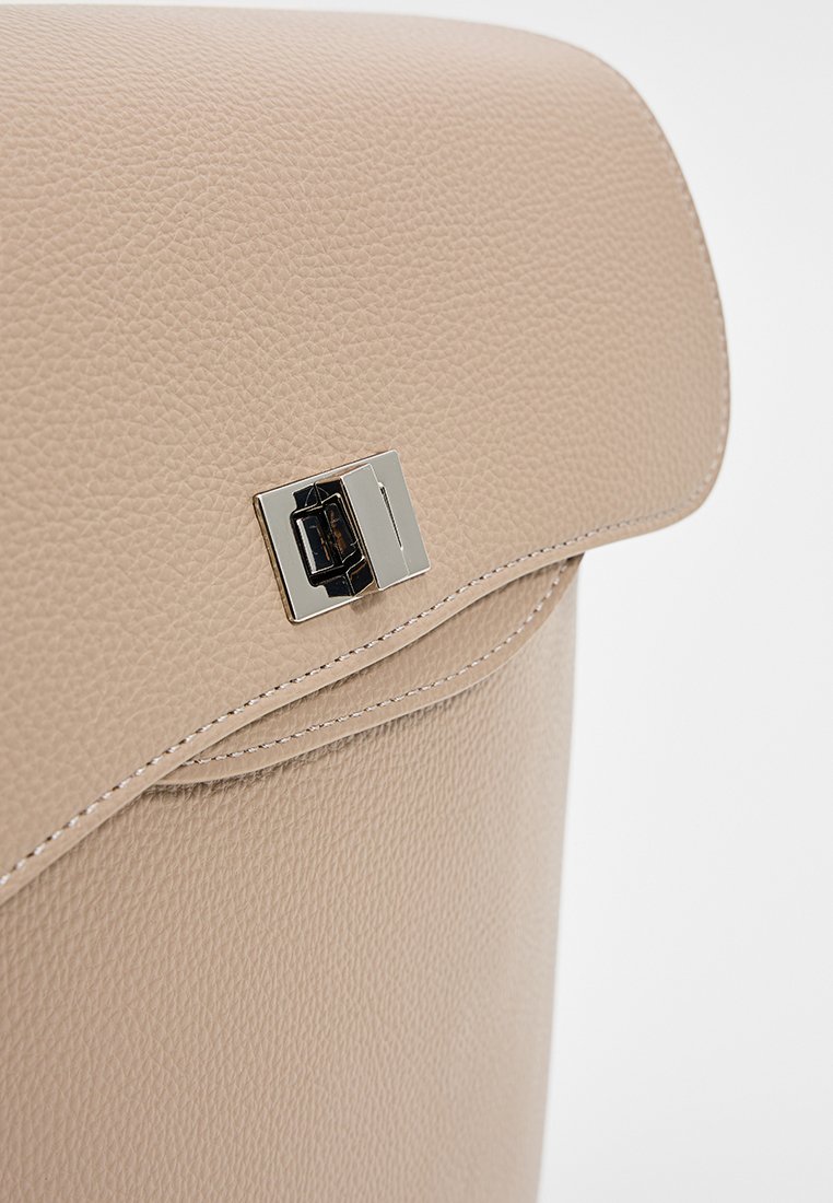Borsa a mano in pelle beige con superficie testurizzata, dotata di chiusura a lucchetto in tono argento e cuciture a contrasto lungo il bordo.