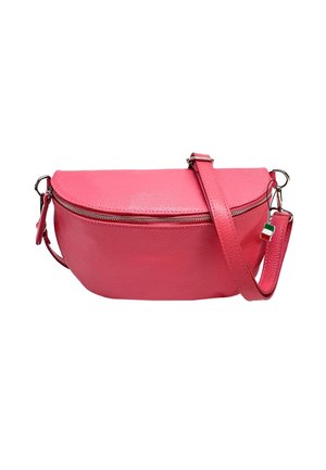 Roze leren crossbody tas met een gebogen, halve maanvorm, ritssluiting, verstelbare schouderband en een kleine driekleurige charm eraan bevestigd.