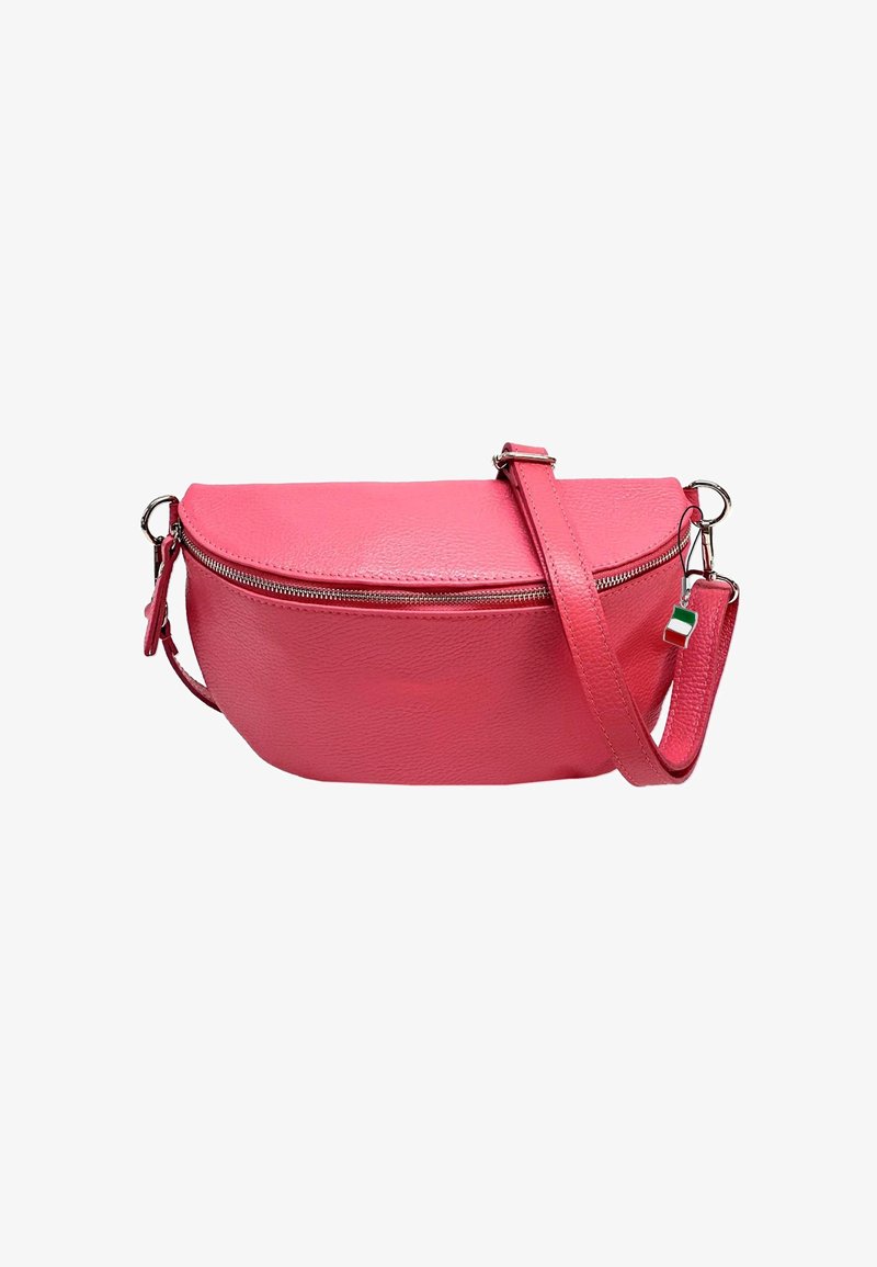 Roze leren crossbody tas met een gebogen, halve maanvorm, ritssluiting, verstelbare schouderband en een kleine driekleurige charm eraan bevestigd.