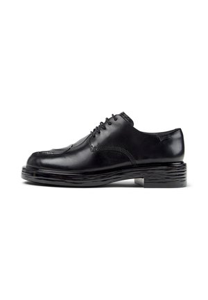 Scarpa da uomo in pelle nera con punta rotonda, design con lacci, dettagli testurizzati sui lati e suola nera spessa a strati.