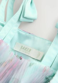 Jasnoniebieska sukienka z satyny, z warstwową spódnicą z tiulu w pastelowych kolorach. Zawiera kokardę na ramiączkach oraz metkę z napisem "BAKER".