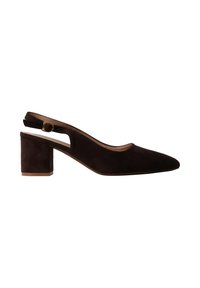 Chaussure slingback en daim marron foncé avec talon bloc et bride réglable à boucle dorée, bout pointu et bord de semelle beige.