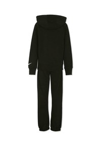 Set di felpa nera e pantaloni jogger realizzato in tessuto morbido. Caratterizzato da un cappuccio, polsini a costine e orli alla caviglia. Include un dettaglio di marchio bianco sulla manica.