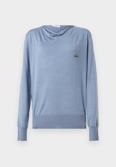 Μπλε πουλόβερ μακρυμάνικο σε απαλό, ελαφρύ πλεκτό ύφασμα με χαλαρή λαιμόκοψη, ριμπ τελείωμα και διακοσμητικές μανσέτες· διαθέτει μικρό κεντητό σχέδιο.