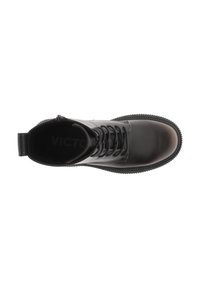 Botín negro de piel con puntera redonda, diseño con cordones, cremallera lateral, acentos cosidos y suela de goma texturizada. Logotipo visible en el interior.