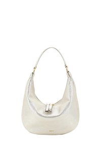 Metallic silberne Lederschultertasche mit weicher, abgerundeter Form, goldfarbenen Beschlägen und einem oberen Verschluss mit einem Detail aus zwei Laschen.