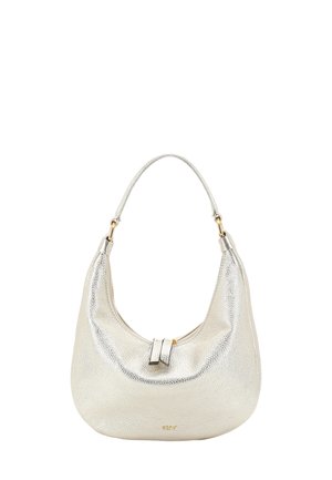 Metallic silberne Lederschultertasche mit weicher, abgerundeter Form, goldfarbenen Beschlägen und einem oberen Verschluss mit einem Detail aus zwei Laschen.