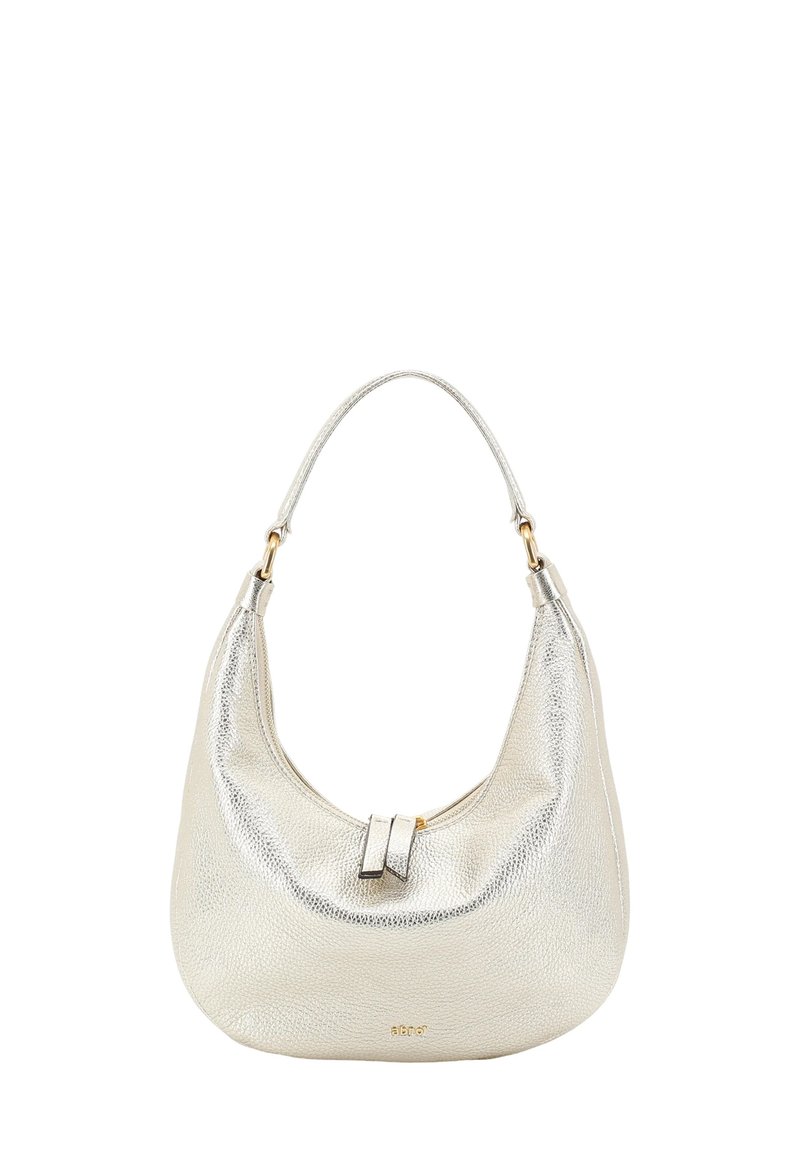 Metallic silberne Lederschultertasche mit weicher, abgerundeter Form, goldfarbenen Beschlägen und einem oberen Verschluss mit einem Detail aus zwei Laschen.