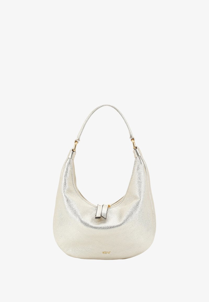 Metallic silberne Lederschultertasche mit weicher, abgerundeter Form, goldfarbenen Beschlägen und einem oberen Verschluss mit einem Detail aus zwei Laschen.