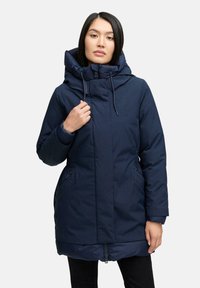 Marineblauer gefütterter Parka mit hohem Kragen, verstellbarer Kapuze und Seitentaschen. Verfügt über einen Reißverschluss an der Vorderseite und elastische Zugbänder an der Taille.