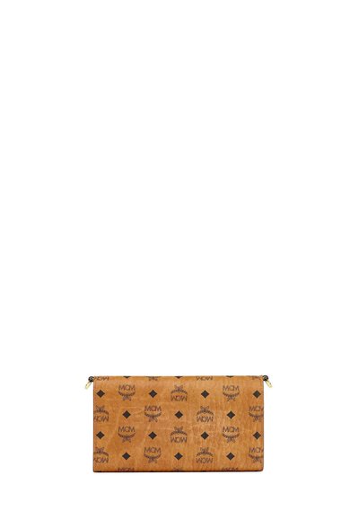 Pochette en cuir marron avec logo MCM embossé et motif en diamant. Fermeture éclair en haut, texture lisse, forme rectangulaire.