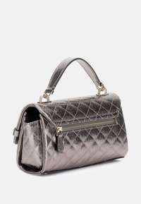 Gequilte metallic grijze handtas met een gestructureerde vorm, bovenhandvat en een ritssluiting pocket. Kenmerkt zich door gouden hardware en een gestructureerde afwerking.