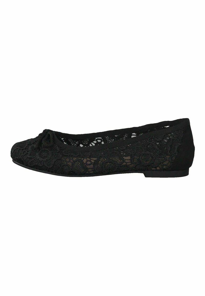 Chaussure de ballet plate en dentelle noire avec bout arrondi, détails subtilement froncés et talon bas.