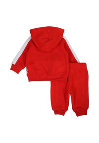 Survêtement rouge pour tout-petit avec veste à capuche ornée de rayures blanches sur les manches et pantalon assorti à taille élastiquée et chevilles resserrées.
