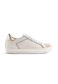 Sneaker bianco in pelle con dettagli testurizzati, tallone dorato metallico, punta in suede e cuciture argentate. Design a suola piatta con chiusura a lacci.