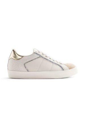 Sneaker en cuir blanc avec des accents texturés, talon en métal doré, capuchon en daim, et couture argentée. Semelle plate avec fermeture à lacets.