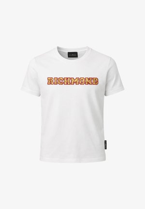 T-shirt bianca a maniche corte con collo rotondo e scritta "RICHMOND" in lettere grassetto rosse e gialle al centro del petto.