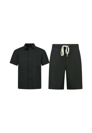 Zwart overhemd met korte mouwen, knopen en borstzak, gecombineerd met zwarte short met trekkoorden op een witte achtergrond.