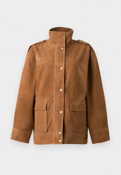 Καφέ καστόρινο μπουφάν με ψηλό γιακά, κλείσιμο με κουμπιά, επιγραφές ώμων, μακριά μανίκια και δύο μπροστινές τσέπες με καπάκι σε απλό φόντο.