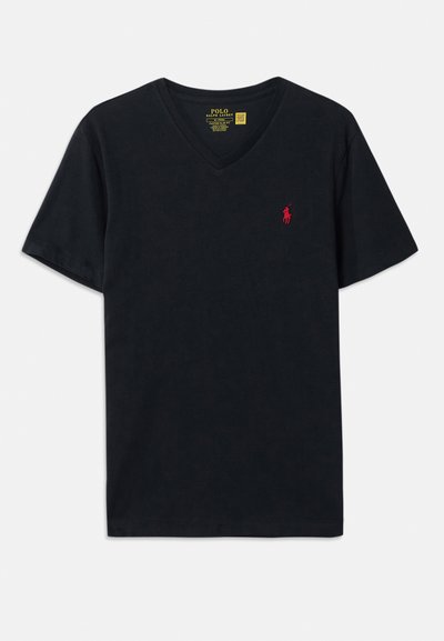 Μαύρη βαμβακερή μπλούζα T-shirt με V λαιμόκοψη, κοντά μανίκια και μικρό κόκκινο κεντημένο λογότυπο στο αριστερό στήθος. Μαλακή υφή, άνετη εφαρμογή.