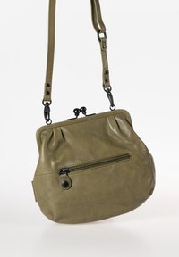 Olivgrüne Lederhandtasche mit gerafftem Oberteil, Metallverschluss, seitlicher Reißverschlusstasche und verstellbarem Tragegurt. Glatte Textur mit feinem Grano.