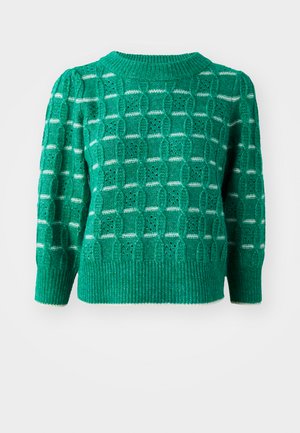 Groene gebreide trui met een opengewerkt geometrisch patroon, geribbelde ronde hals en zoom, en pofmouwen. Gestreepte accenten in het wit.