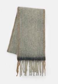 Mäkký, preložený šedý vlnený šál s třásňami na koncoch a jemnými hnedými a tmavošedými akcentmi na bielom pozadí.