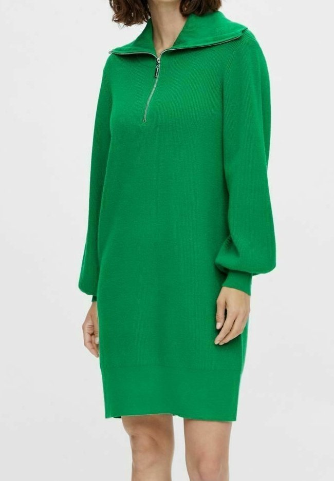 Robe tricotée verte avec un col montant et une fermeture à glissière, des manches longues ballon et une coupe décontractée, arrivant à mi-cuisse.