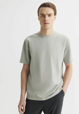 - T-shirt basic